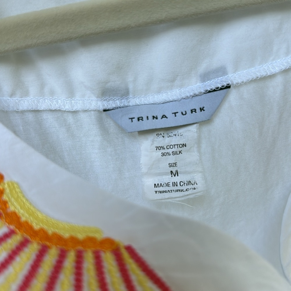 Trina Turk cover up, good condition, with a few faint spots on the back, size M - Picture 4 of 4